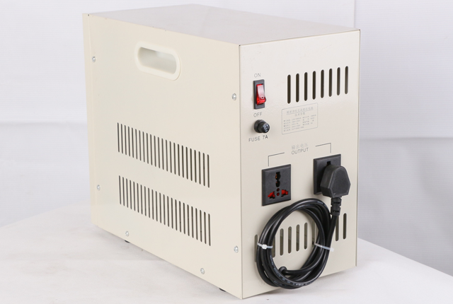 JJJW-2000VA精密凈化交流穩(wěn)壓電源背面圖 JJJW-2000VA精密凈化交流穩(wěn)壓電源背面圖